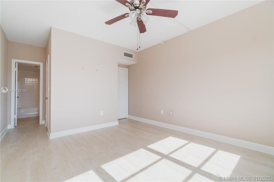 Vendido Recientemente: $172,000 (2 camas, 2 baños, 945 Pies cuadrados)