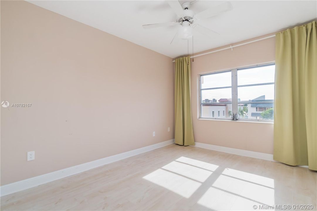 Vendido Recientemente: $172,000 (2 camas, 2 baños, 945 Pies cuadrados)
