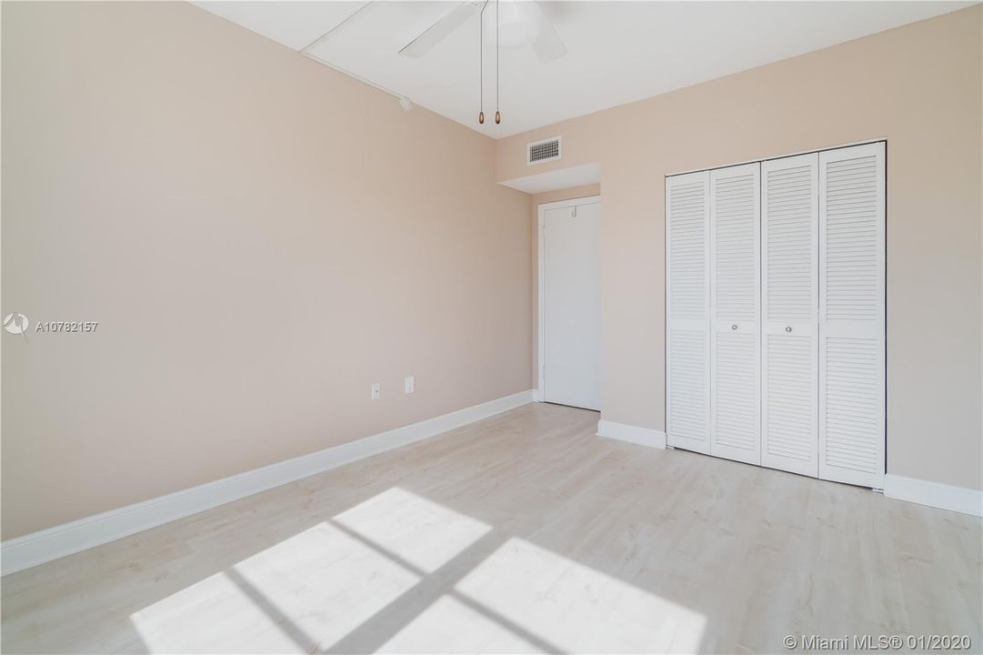 Vendido Recientemente: $172,000 (2 camas, 2 baños, 945 Pies cuadrados)