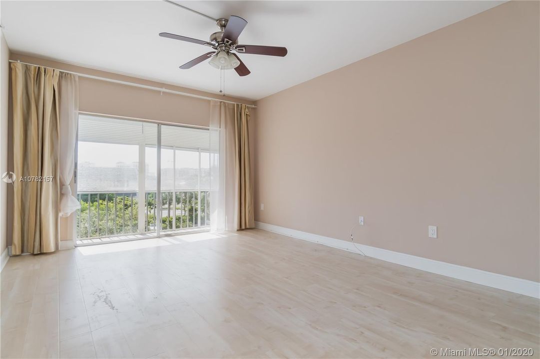 Vendido Recientemente: $172,000 (2 camas, 2 baños, 945 Pies cuadrados)