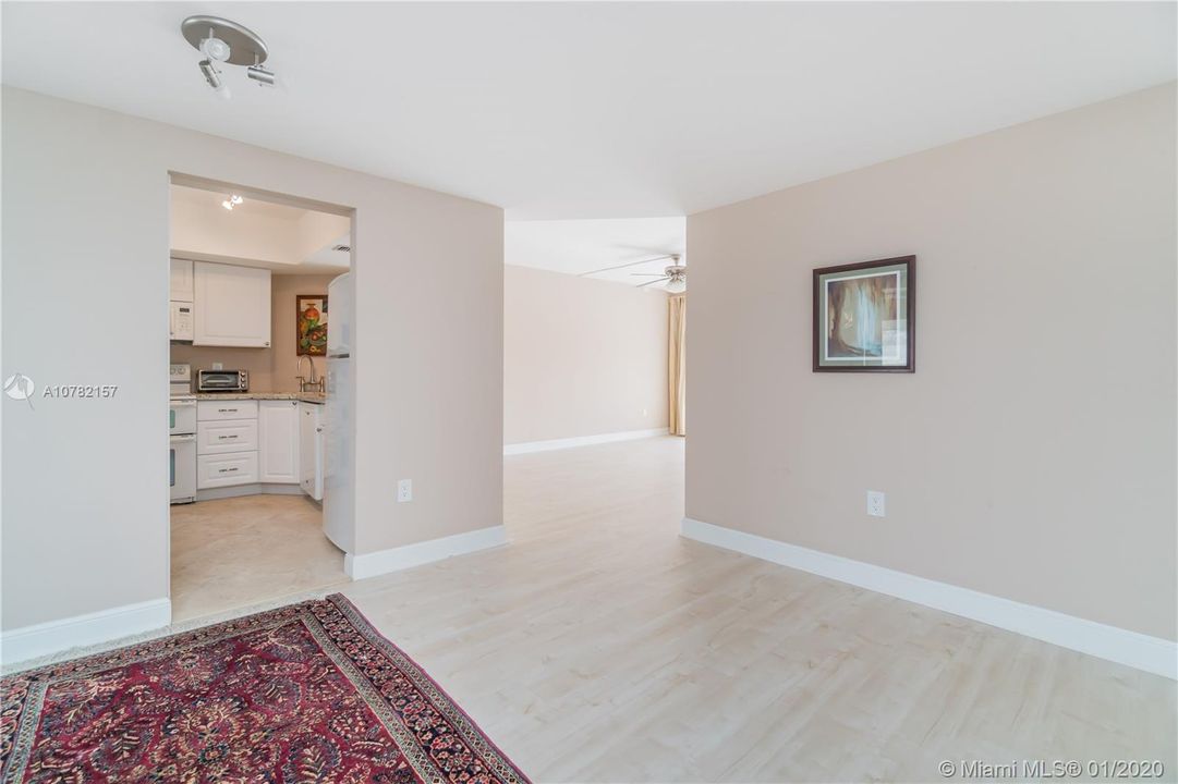 Vendido Recientemente: $172,000 (2 camas, 2 baños, 945 Pies cuadrados)