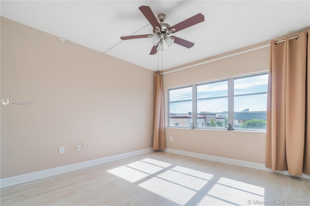 Vendido Recientemente: $172,000 (2 camas, 2 baños, 945 Pies cuadrados)