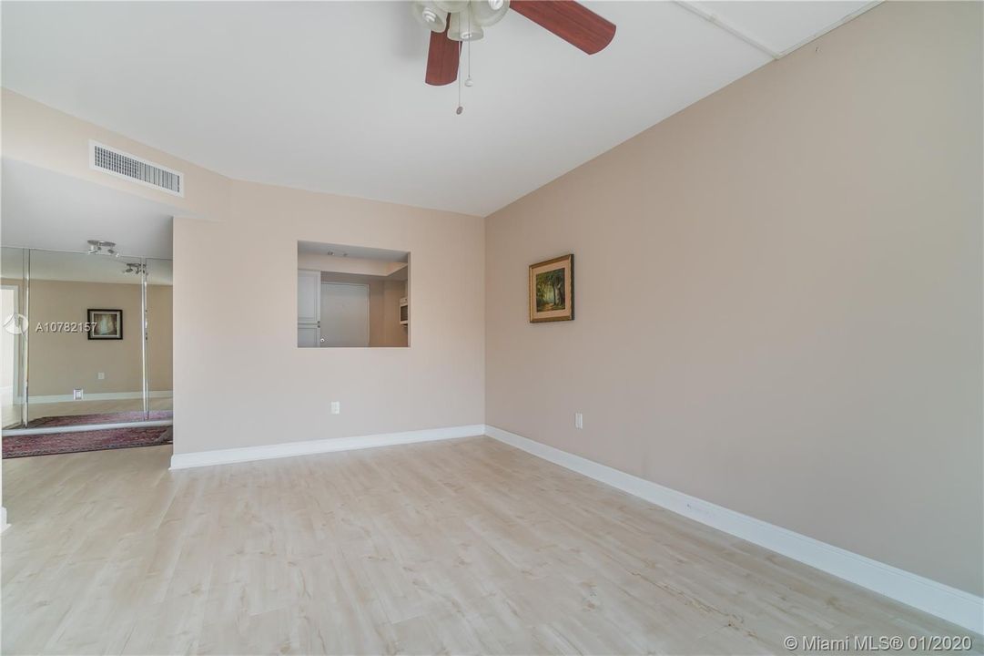 Vendido Recientemente: $172,000 (2 camas, 2 baños, 945 Pies cuadrados)