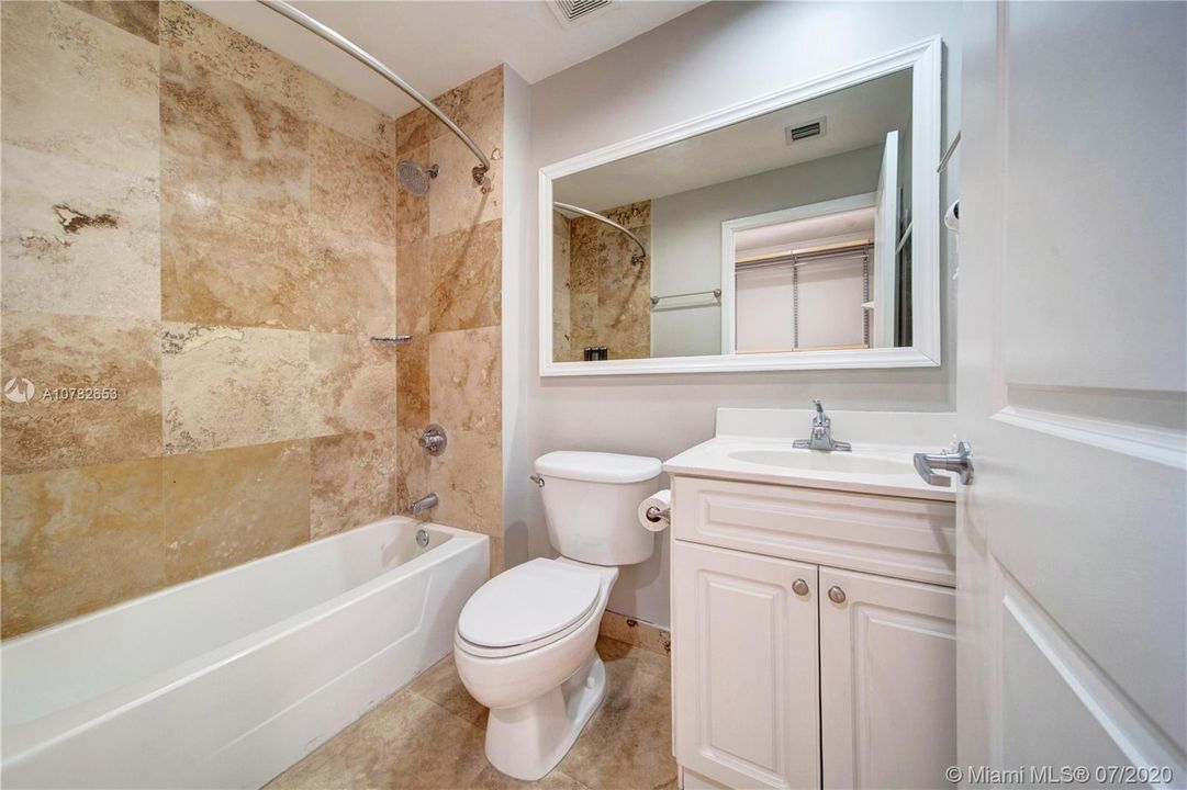 最近售出: $59,900 (1 贝兹, 1 浴室, 319 平方英尺)