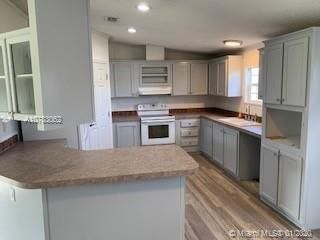 Recently Sold: $159,900 (3 beds, 2 baths, 1404 Square Feet)