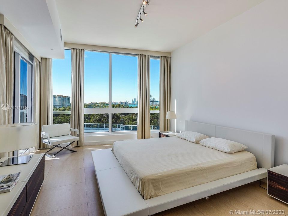 Recently Sold: $1,775,000 (1 beds, 1 baths, 1201 Square Feet)
