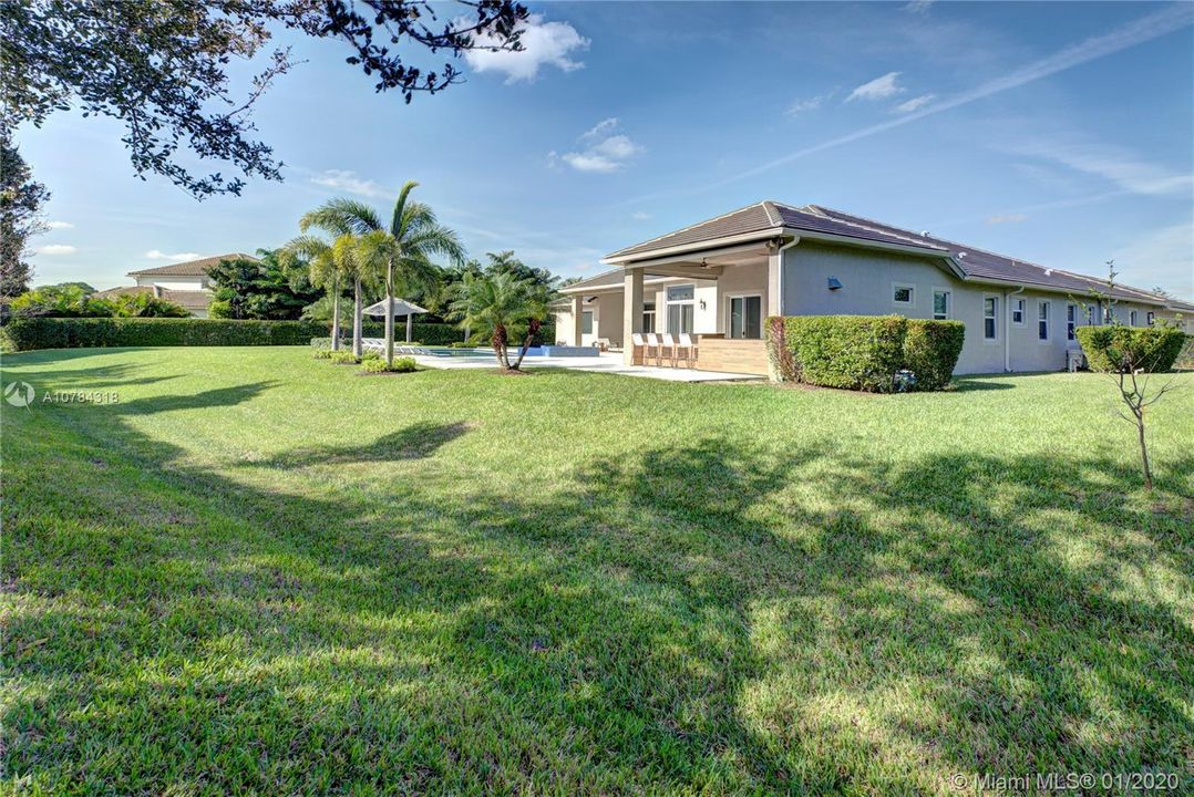 Vendido Recientemente: $1,588,111 (5 camas, 5 baños, 4095 Pies cuadrados)