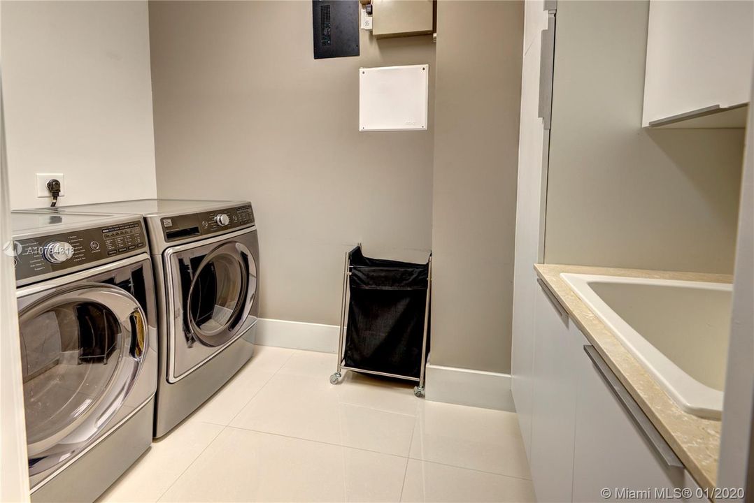 Vendido Recientemente: $1,588,111 (5 camas, 5 baños, 4095 Pies cuadrados)