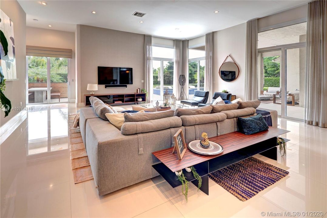 Vendido Recientemente: $1,588,111 (5 camas, 5 baños, 4095 Pies cuadrados)