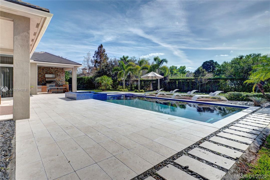 Vendido Recientemente: $1,588,111 (5 camas, 5 baños, 4095 Pies cuadrados)