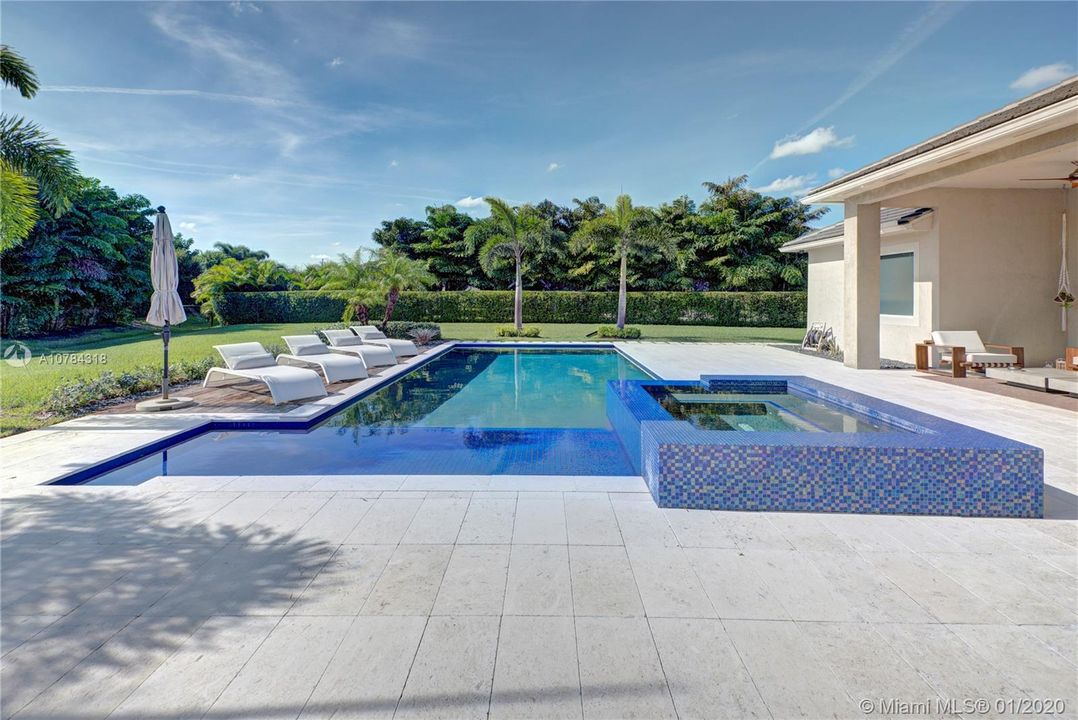 Vendido Recientemente: $1,588,111 (5 camas, 5 baños, 4095 Pies cuadrados)