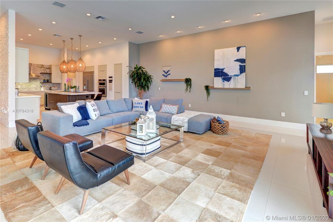 Vendido Recientemente: $1,588,111 (5 camas, 5 baños, 4095 Pies cuadrados)