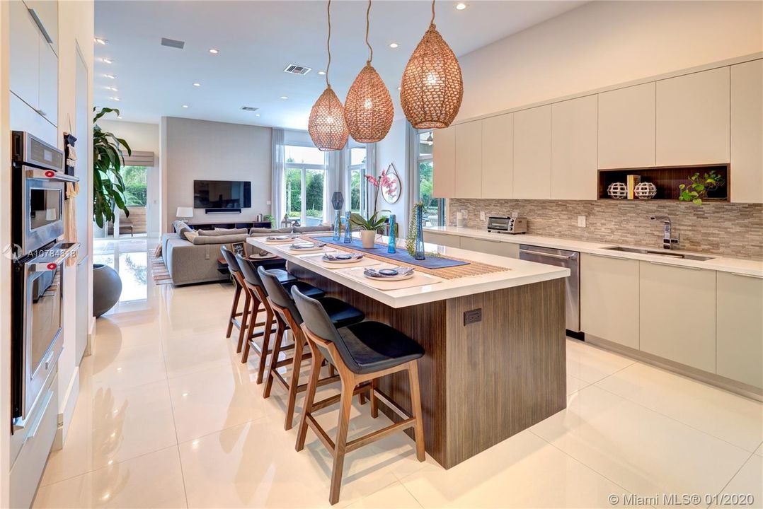 Vendido Recientemente: $1,588,111 (5 camas, 5 baños, 4095 Pies cuadrados)