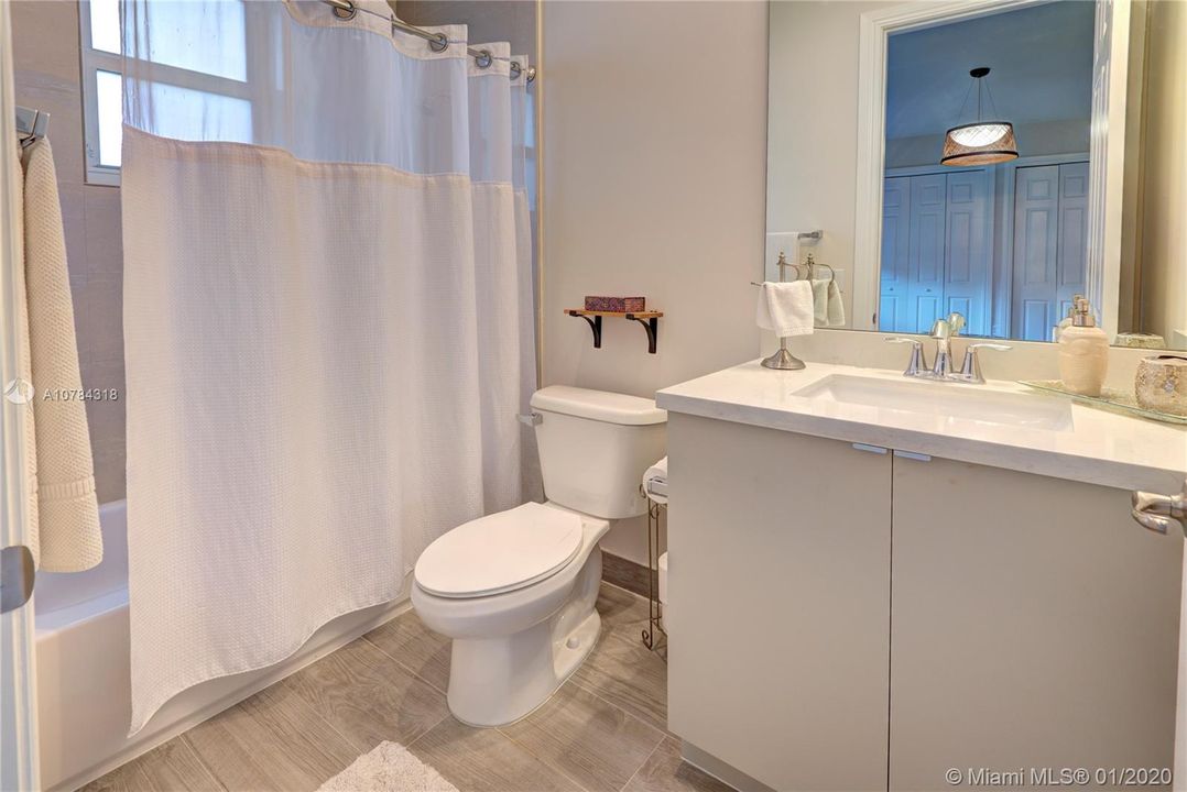 Vendido Recientemente: $1,588,111 (5 camas, 5 baños, 4095 Pies cuadrados)