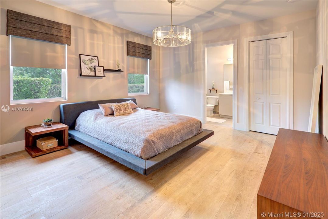 Vendido Recientemente: $1,588,111 (5 camas, 5 baños, 4095 Pies cuadrados)