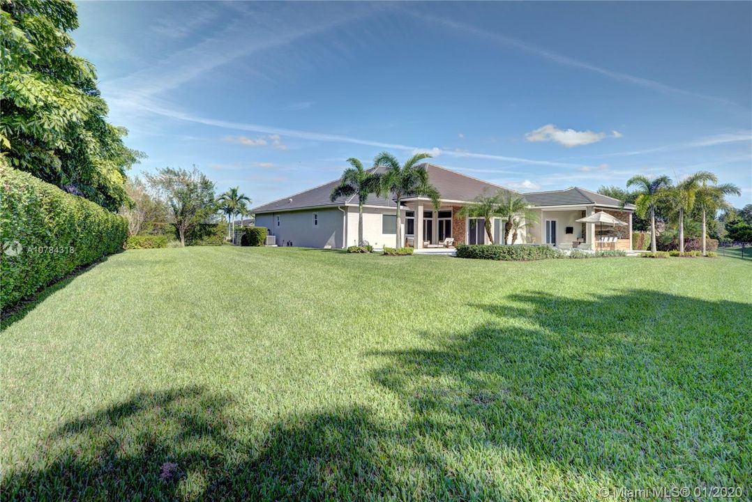 Vendido Recientemente: $1,588,111 (5 camas, 5 baños, 4095 Pies cuadrados)