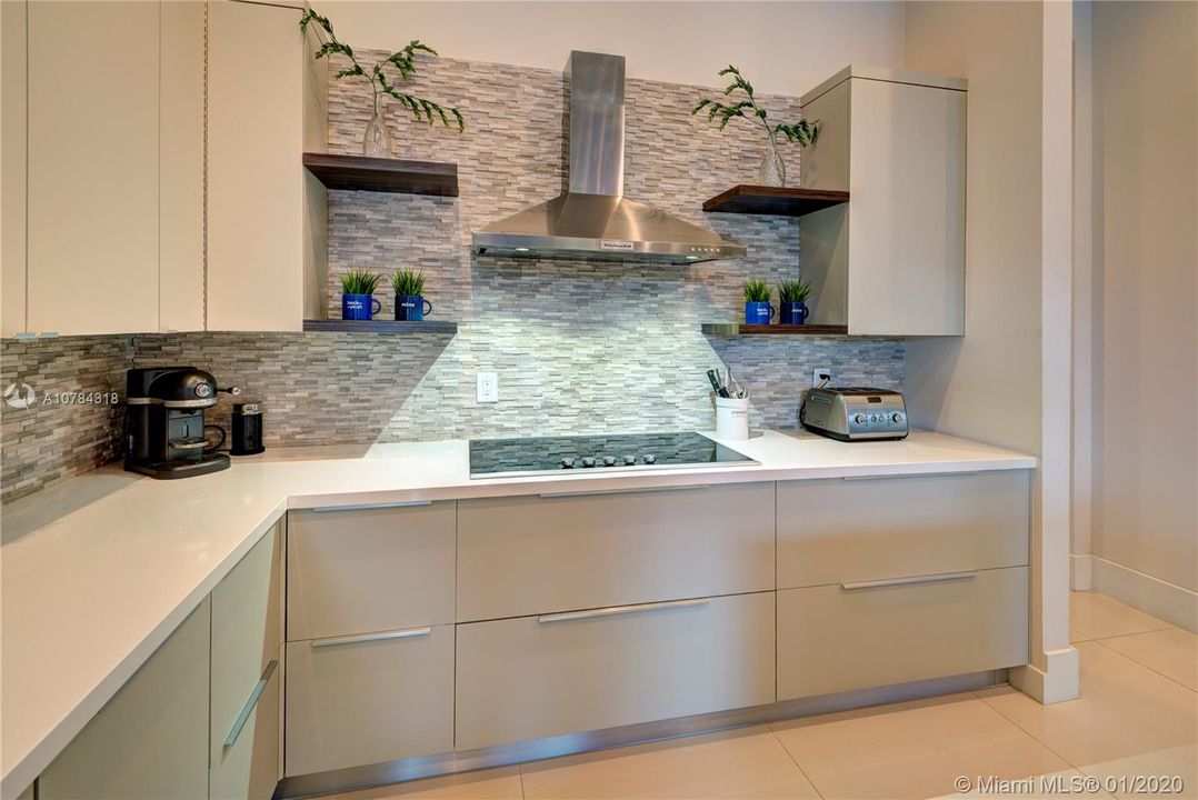 Vendido Recientemente: $1,588,111 (5 camas, 5 baños, 4095 Pies cuadrados)