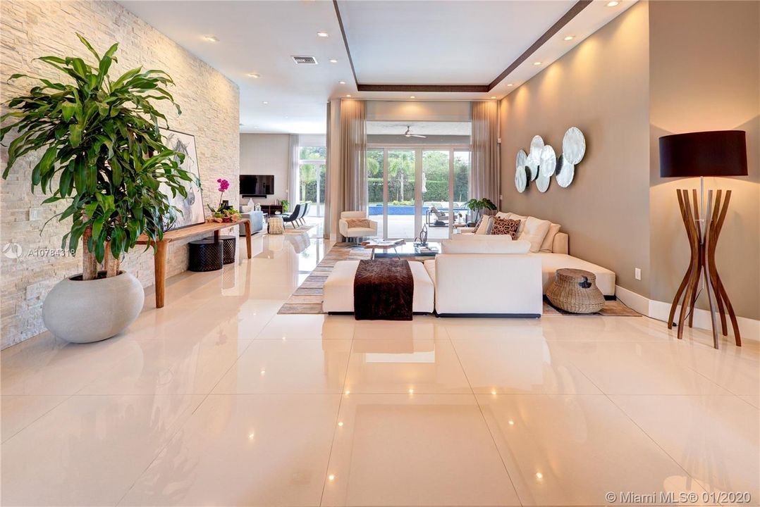 Vendido Recientemente: $1,588,111 (5 camas, 5 baños, 4095 Pies cuadrados)