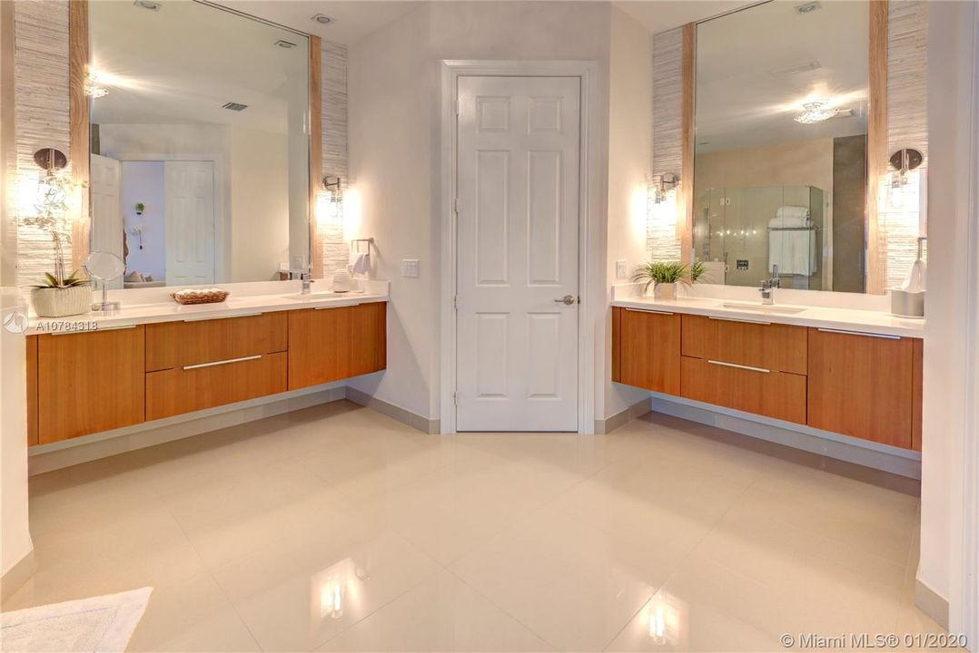 Vendido Recientemente: $1,588,111 (5 camas, 5 baños, 4095 Pies cuadrados)