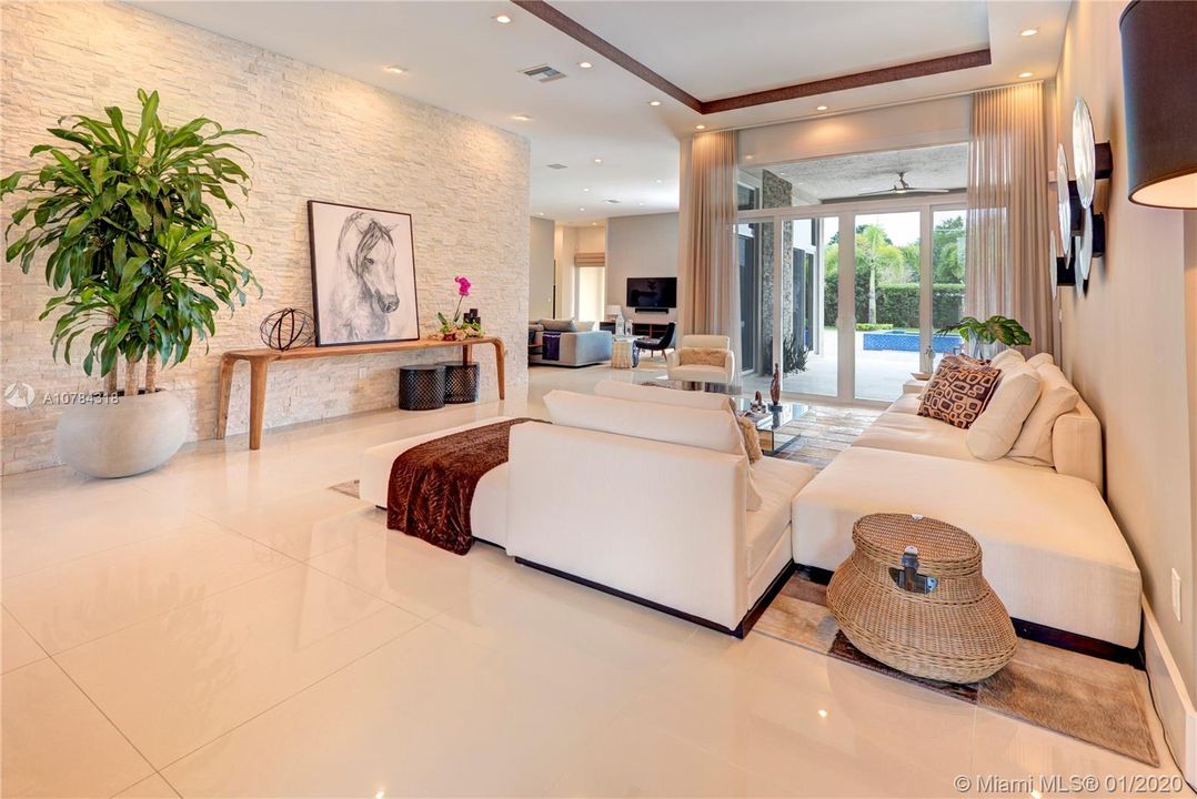 Vendido Recientemente: $1,588,111 (5 camas, 5 baños, 4095 Pies cuadrados)