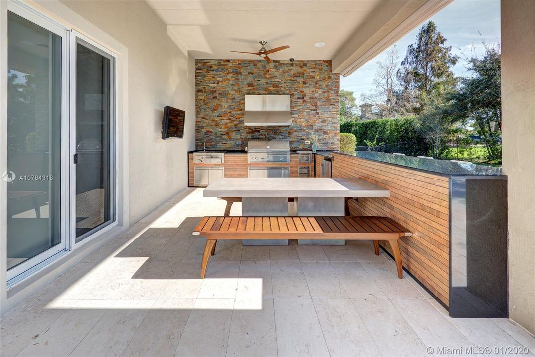 Vendido Recientemente: $1,588,111 (5 camas, 5 baños, 4095 Pies cuadrados)