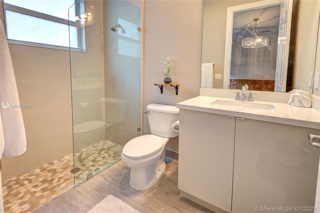 Vendido Recientemente: $1,588,111 (5 camas, 5 baños, 4095 Pies cuadrados)