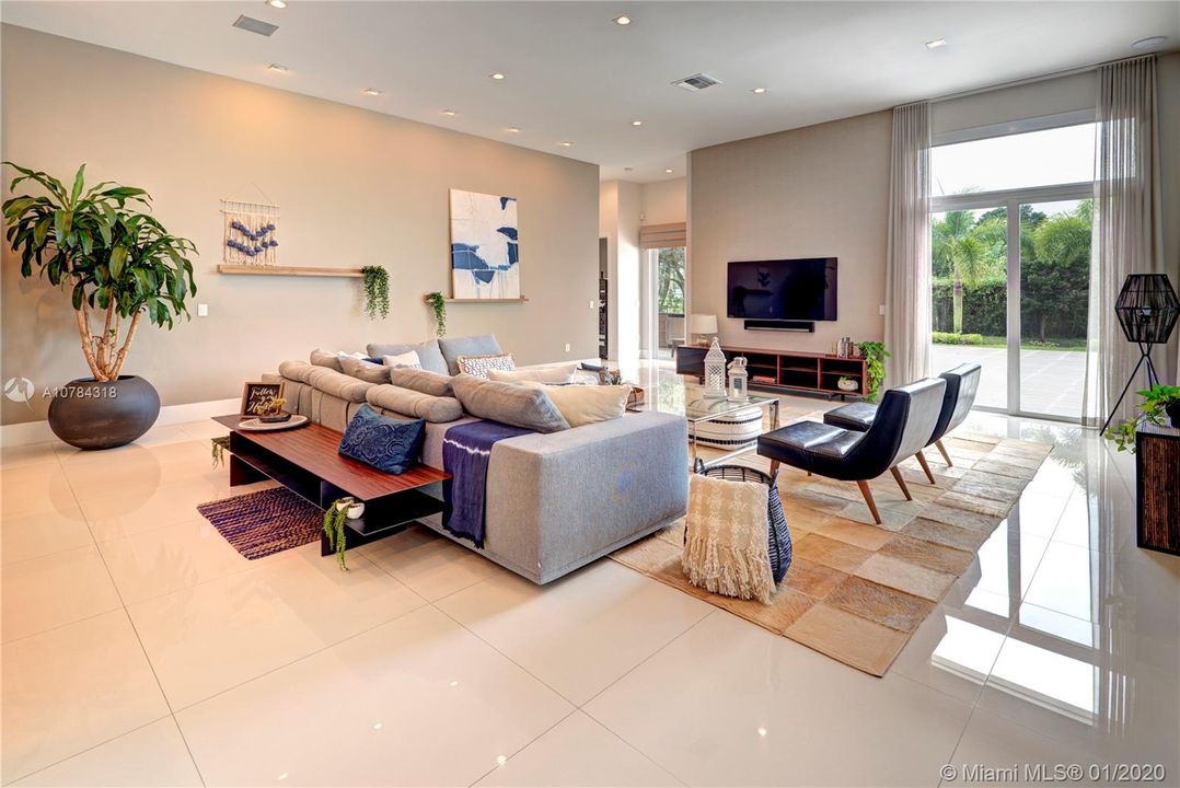 Vendido Recientemente: $1,588,111 (5 camas, 5 baños, 4095 Pies cuadrados)