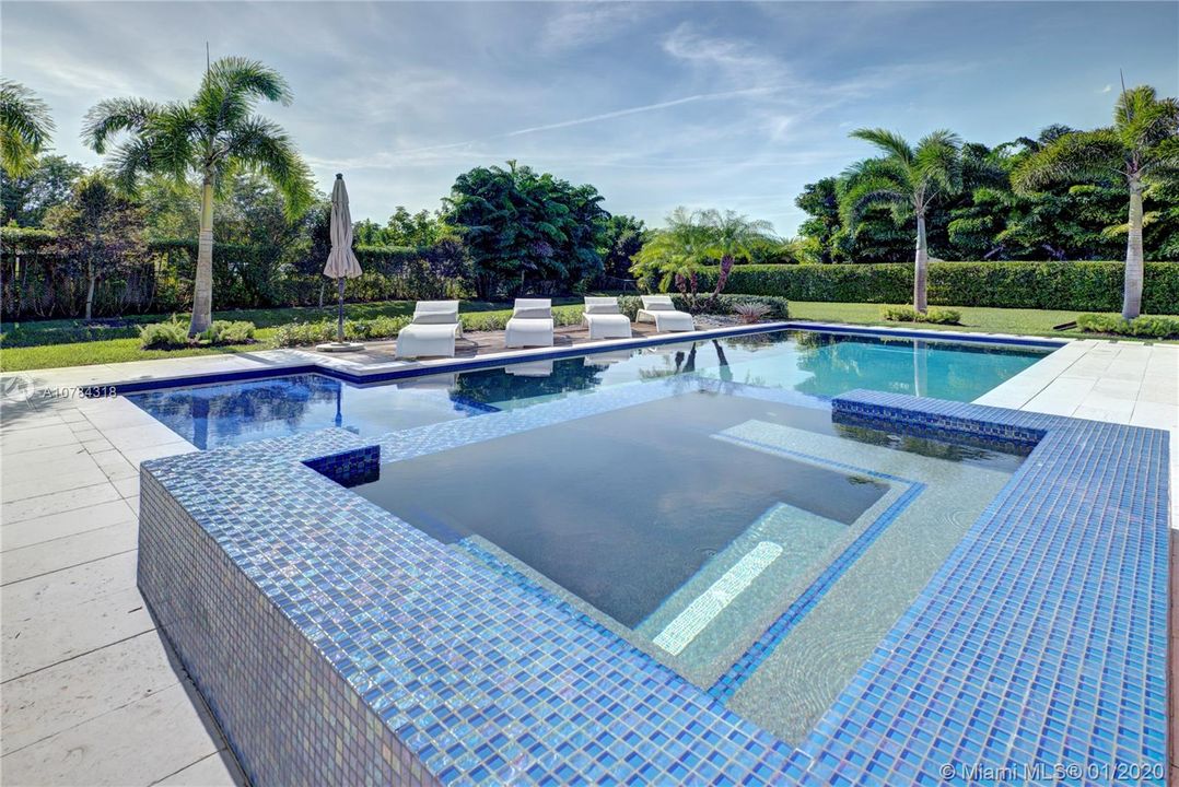Vendido Recientemente: $1,588,111 (5 camas, 5 baños, 4095 Pies cuadrados)