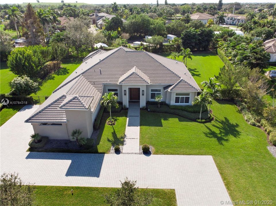 Vendido Recientemente: $1,588,111 (5 camas, 5 baños, 4095 Pies cuadrados)