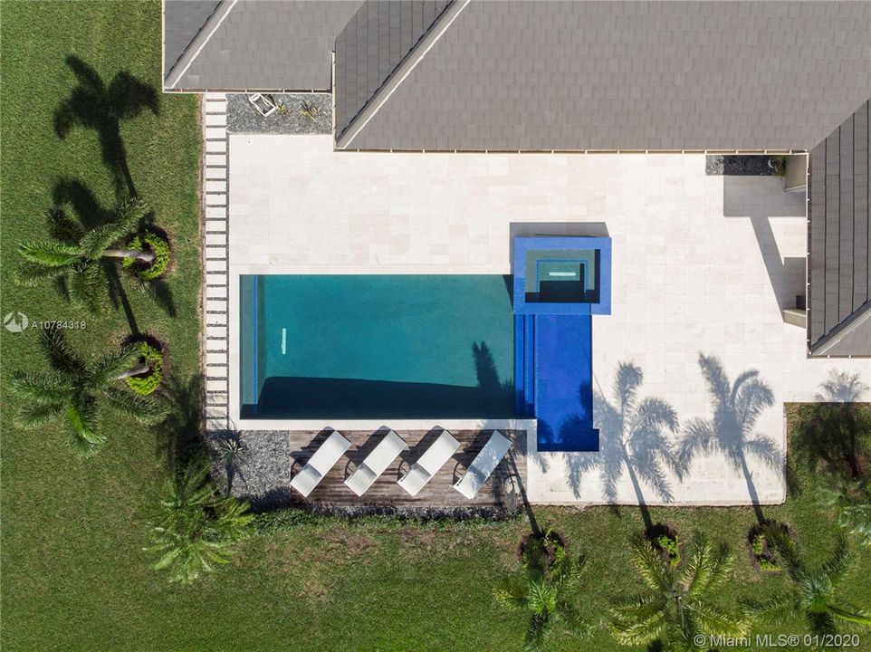 Vendido Recientemente: $1,588,111 (5 camas, 5 baños, 4095 Pies cuadrados)