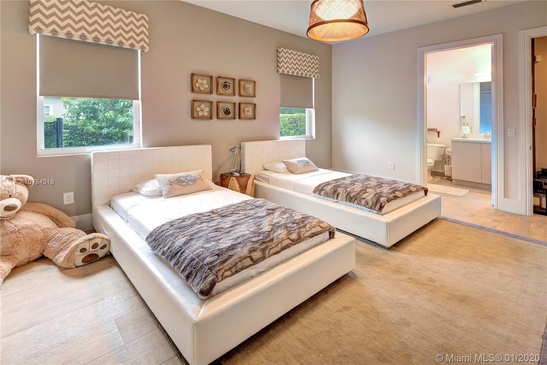 Vendido Recientemente: $1,588,111 (5 camas, 5 baños, 4095 Pies cuadrados)