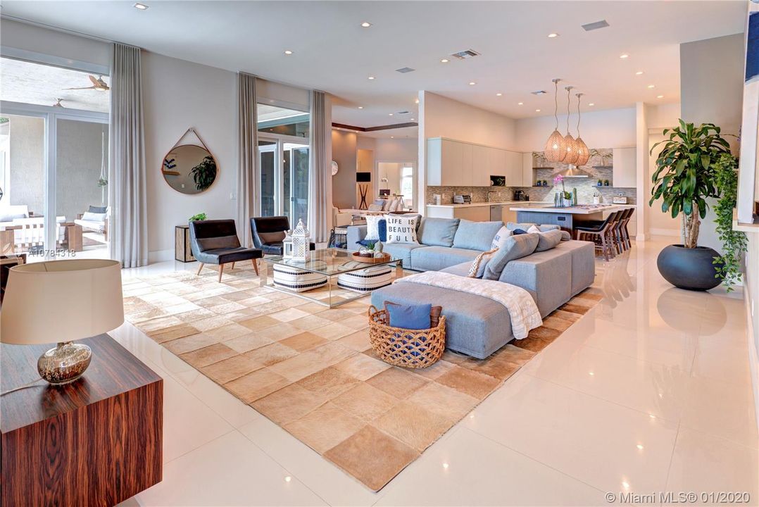 Vendido Recientemente: $1,588,111 (5 camas, 5 baños, 4095 Pies cuadrados)