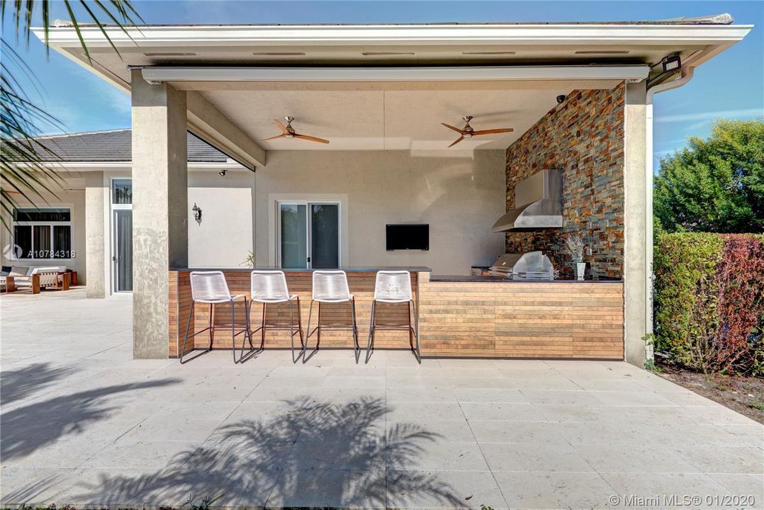 Vendido Recientemente: $1,588,111 (5 camas, 5 baños, 4095 Pies cuadrados)