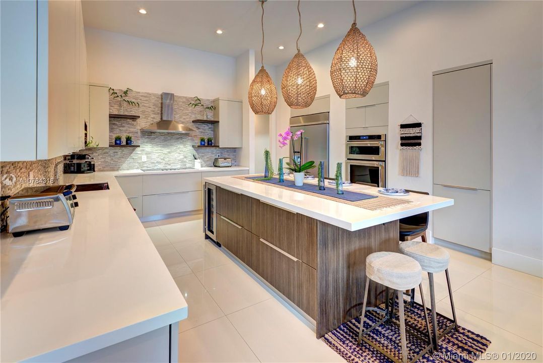 Vendido Recientemente: $1,588,111 (5 camas, 5 baños, 4095 Pies cuadrados)