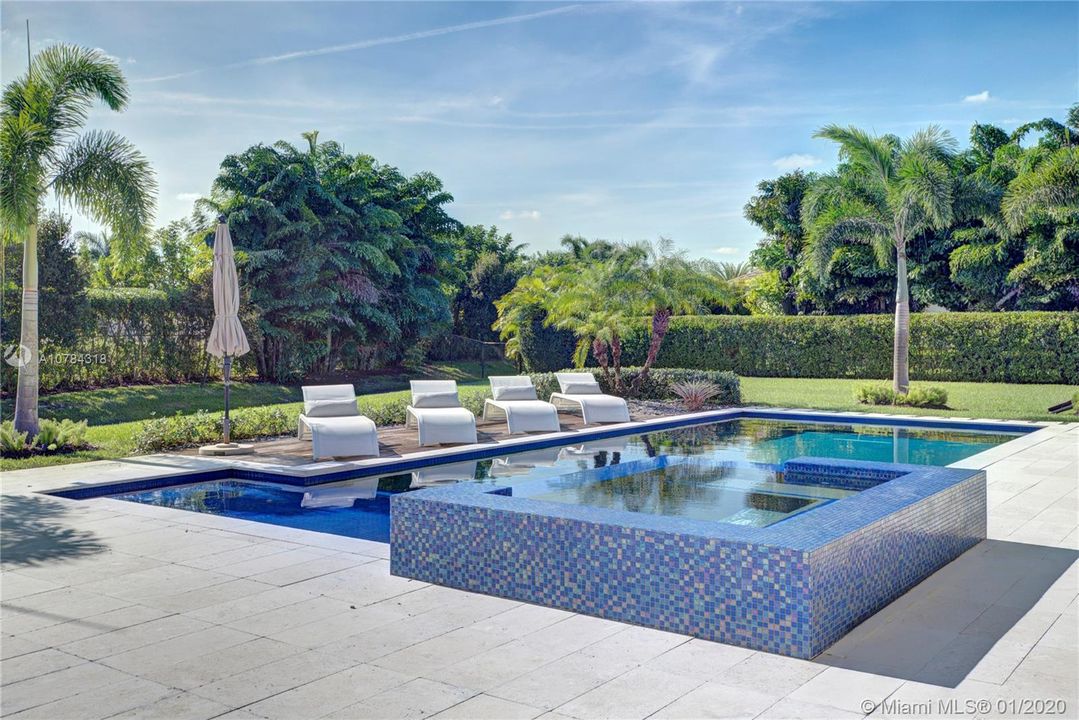Vendido Recientemente: $1,588,111 (5 camas, 5 baños, 4095 Pies cuadrados)
