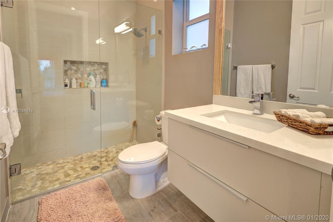 Vendido Recientemente: $1,588,111 (5 camas, 5 baños, 4095 Pies cuadrados)