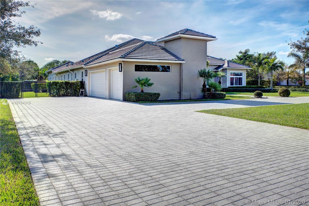 Vendido Recientemente: $1,588,111 (5 camas, 5 baños, 4095 Pies cuadrados)