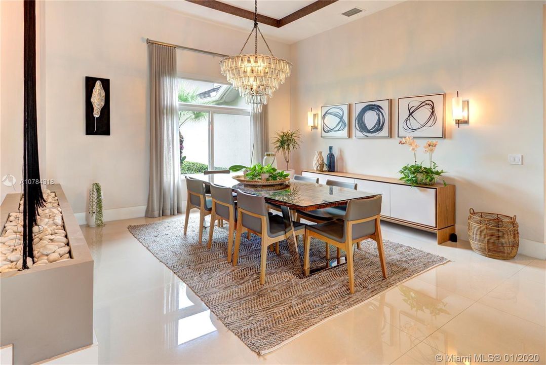 Vendido Recientemente: $1,588,111 (5 camas, 5 baños, 4095 Pies cuadrados)