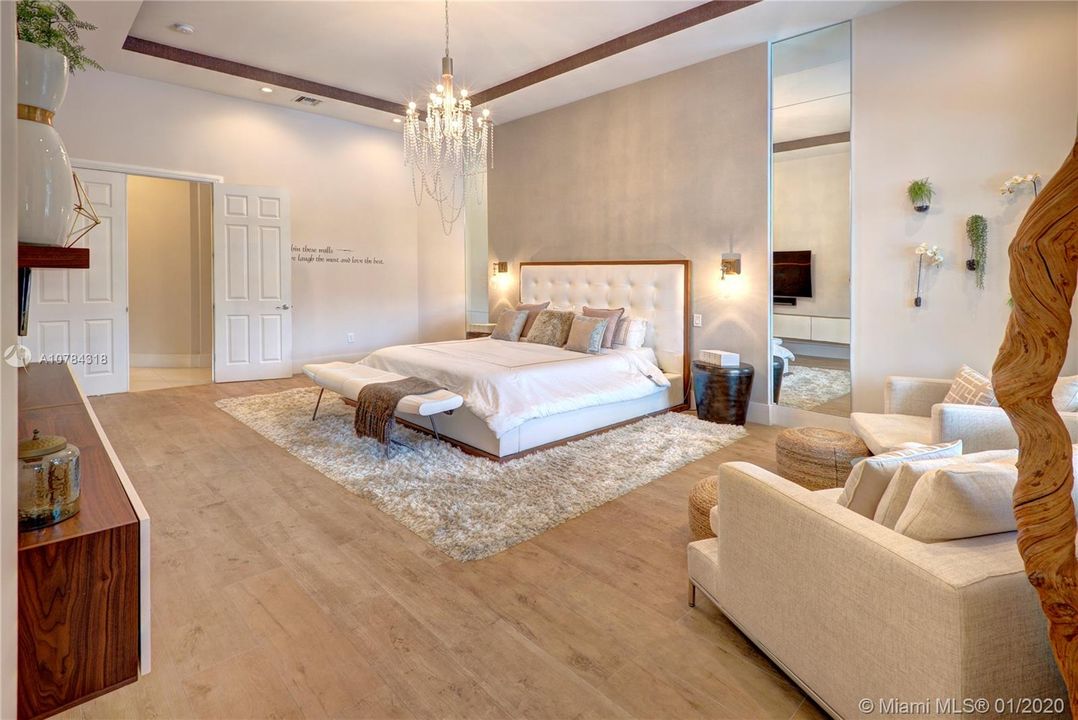 Vendido Recientemente: $1,588,111 (5 camas, 5 baños, 4095 Pies cuadrados)