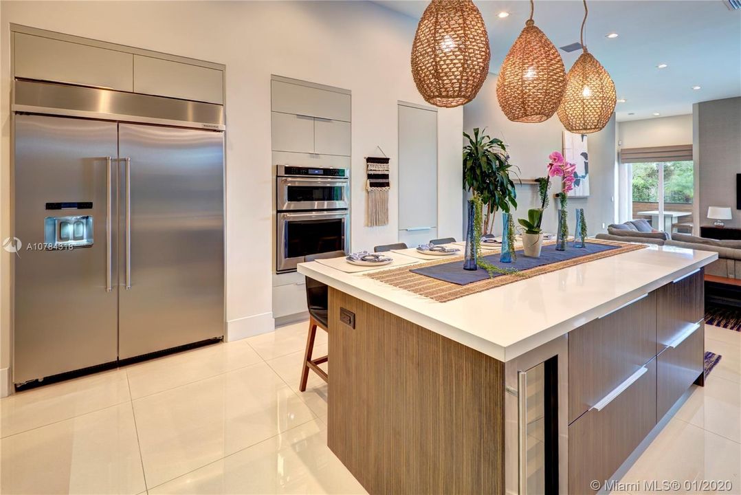 Vendido Recientemente: $1,588,111 (5 camas, 5 baños, 4095 Pies cuadrados)