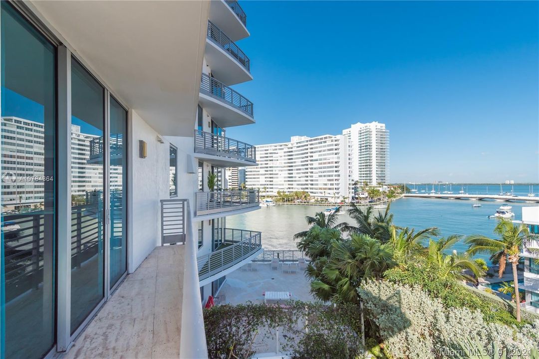 Recently Sold: $1,150,000 (2 beds, 2 baths, 1396 Square Feet)