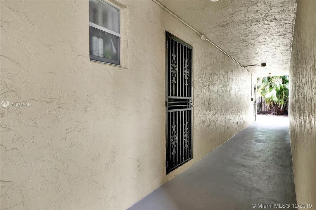 Recently Sold: $160,000 (1 beds, 1 baths, 948 Square Feet)