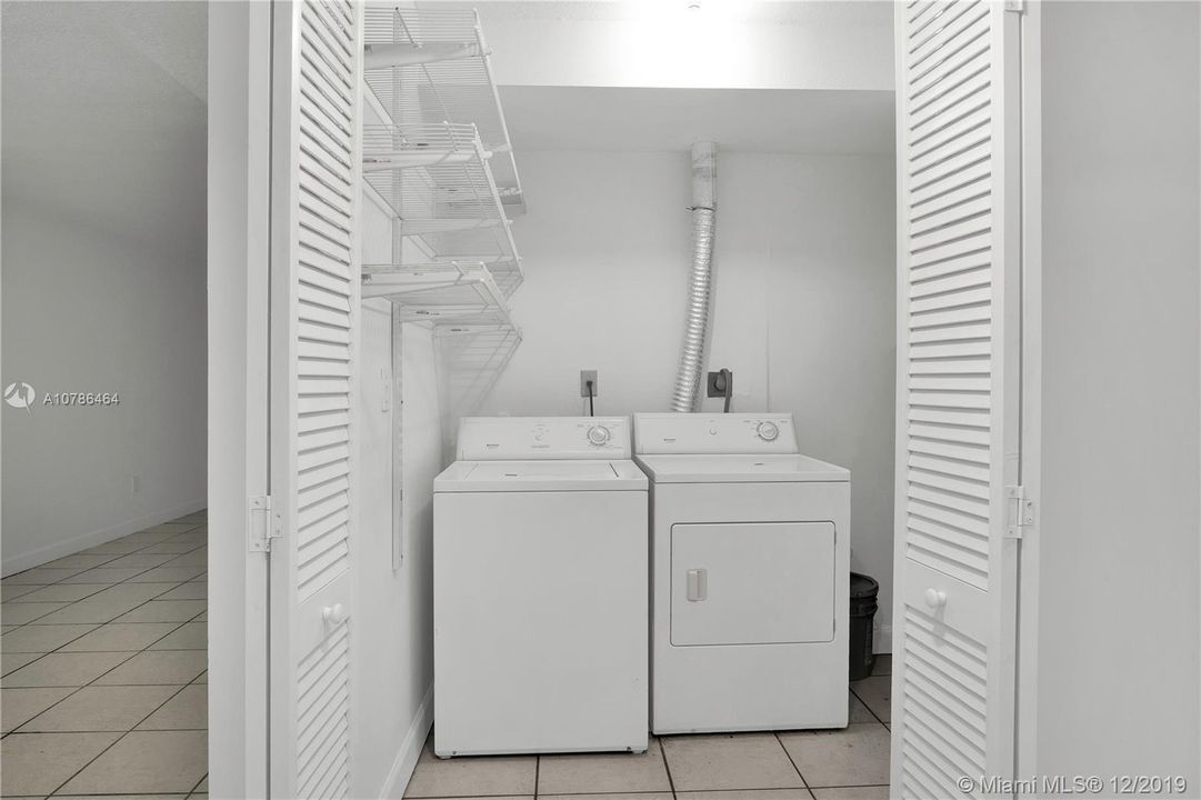 Recently Sold: $160,000 (1 beds, 1 baths, 948 Square Feet)