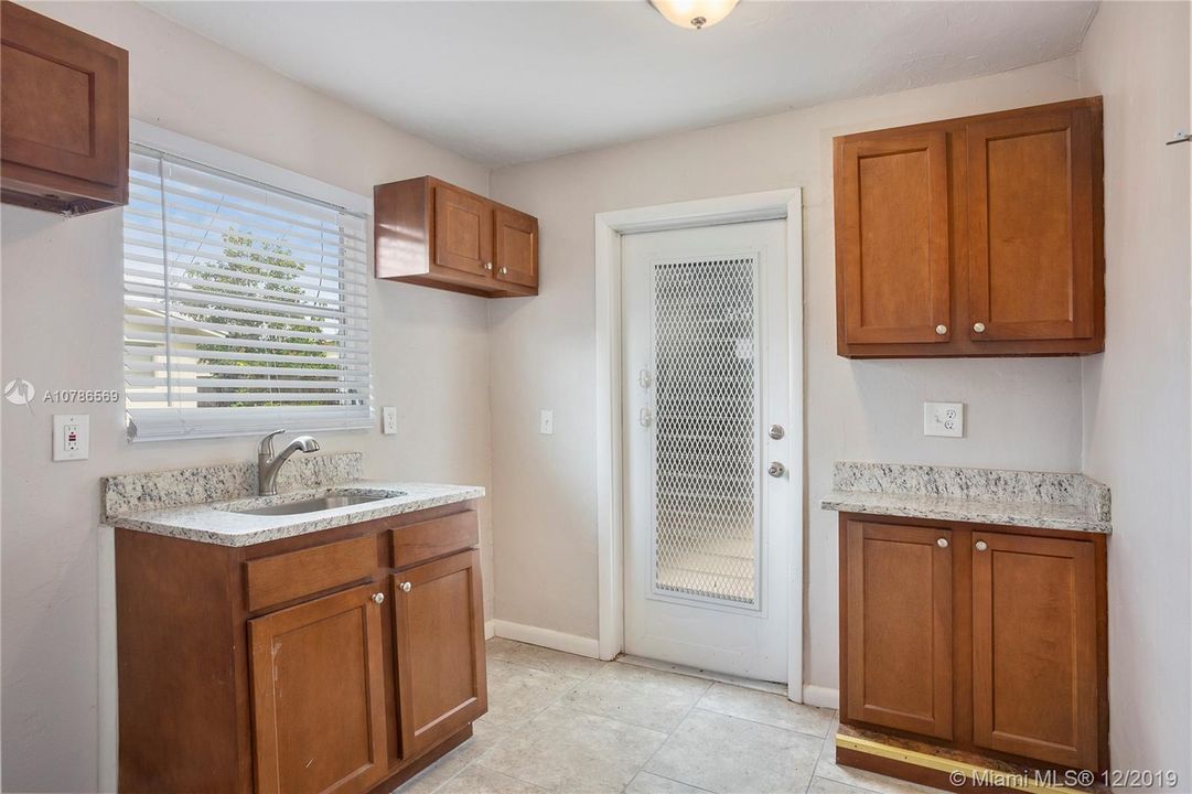 Vendido Recientemente: $219,900 (4 camas, 2 baños, 974 Pies cuadrados)