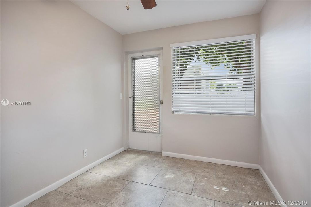 Vendido Recientemente: $219,900 (4 camas, 2 baños, 974 Pies cuadrados)