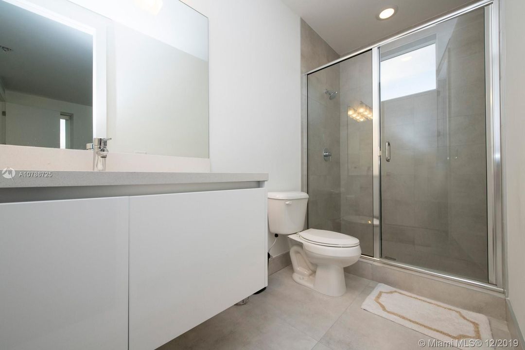 Vendido Recientemente: $850,000 (5 camas, 5 baños, 3690 Pies cuadrados)