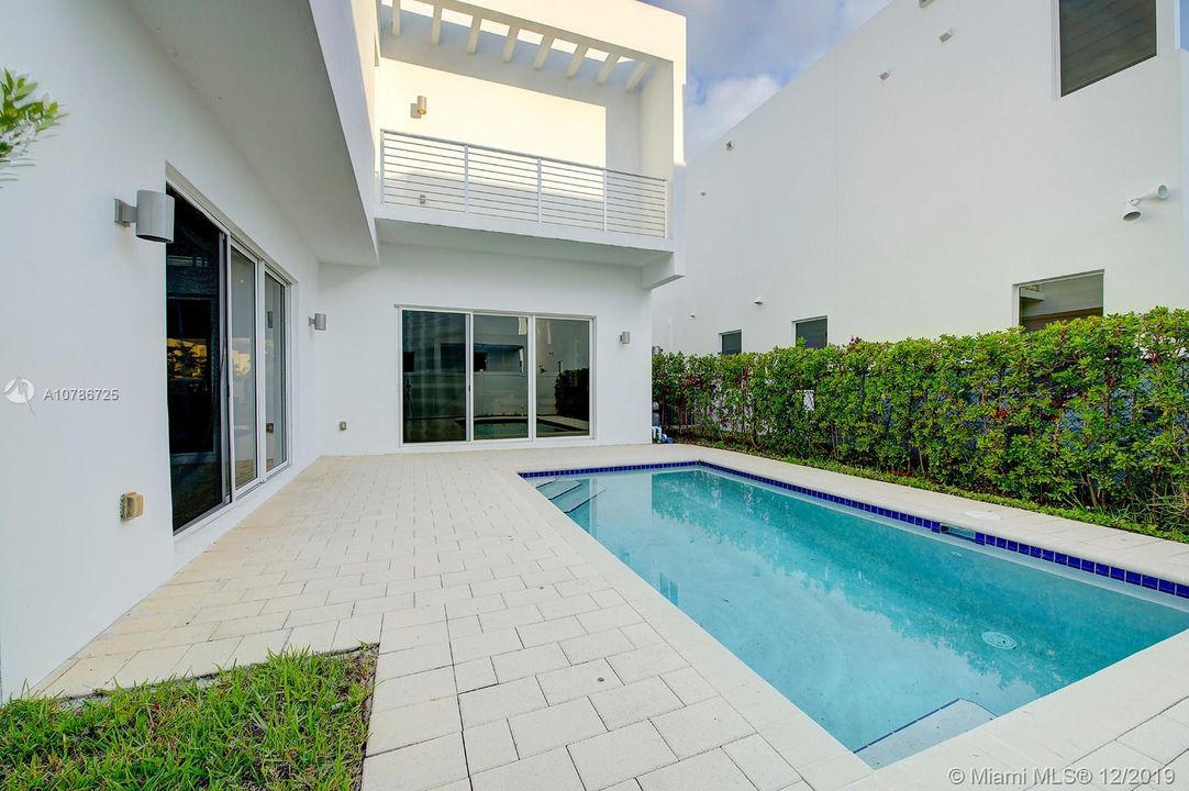 Vendido Recientemente: $850,000 (5 camas, 5 baños, 3690 Pies cuadrados)