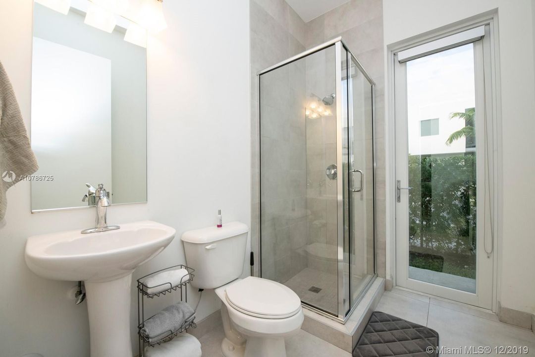 Vendido Recientemente: $850,000 (5 camas, 5 baños, 3690 Pies cuadrados)