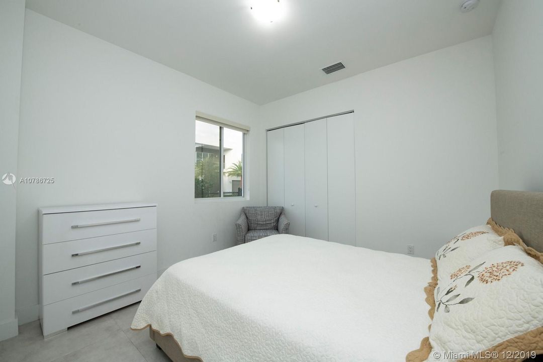 Vendido Recientemente: $850,000 (5 camas, 5 baños, 3690 Pies cuadrados)