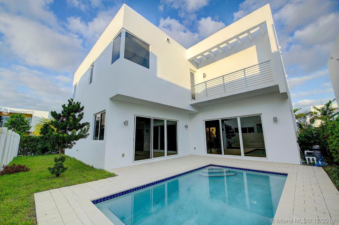 Vendido Recientemente: $850,000 (5 camas, 5 baños, 3690 Pies cuadrados)